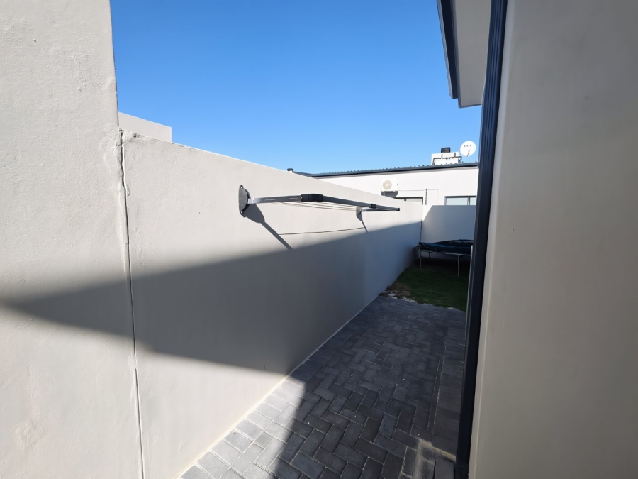 To Let 4 Bedroom Property for Rent in Sandown Western Cape